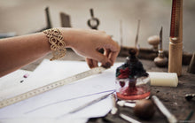 Load image into Gallery viewer, Bracciale rigido Logo - Sara Lubrano